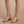 Beige dames enkellaarsjes met blokhak en enkelbandje, stijlvolle leren schoenen voor casual en formele outfits, modetrend herfst 2023.