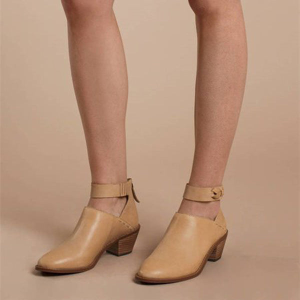 Beige dames enkellaarsjes met blokhak en enkelbandje, stijlvolle leren schoenen voor casual en formele outfits, modetrend herfst 2023.