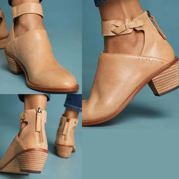 Beige leren enkellaarsjes met blokhak, ritssluiting en decoratieve band. Stijlvolle dameslaarzen voor casual en chique outfits.