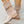 Beige suède dameslaarzen met lage hak, ritssluiting en decoratieve riem. Stijlvolle en comfortabele herfst- en wintermode.