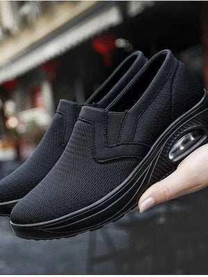 Zwarte ademende dames sneakers, orthopedisch en diabetisch vriendelijk, met zachte zool en verstelbare pasvorm, ideaal voor comfort en ondersteuning.