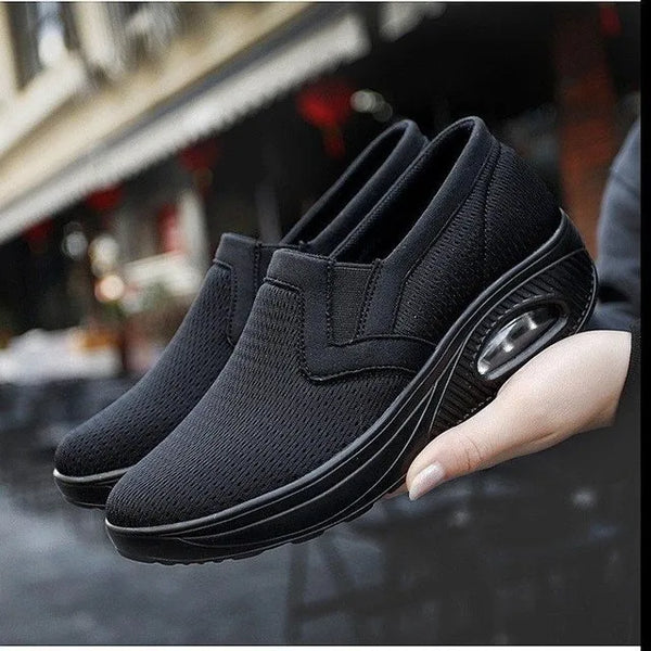 Zwarte ademende dames sneakers, orthopedisch en diabetisch vriendelijk, met zachte zool en verstelbare pasvorm, ideaal voor comfort en ondersteuning.