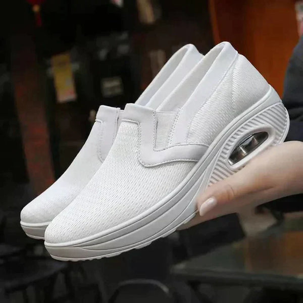 Witte ademende dames sneakers, orthopedisch en diabetisch vriendelijk, met zachte zool en verstelbare pasvorm voor comfortabel wandelen.