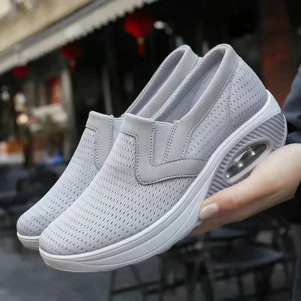 Grijze ademende dames sneakers, orthopedisch en diabetisch vriendelijk, met zachte zool voor comfort en ondersteuning tijdens het wandelen.