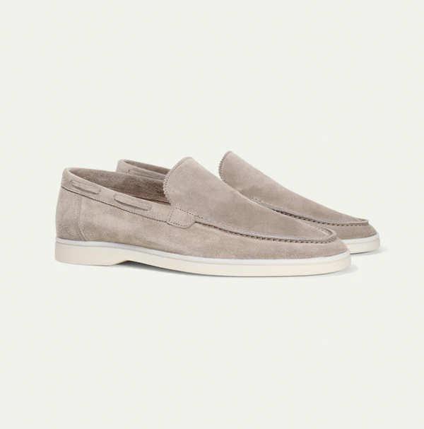 Twee beige suède loafers met witte zolen, zijaanzicht. Stijlvolle herenschoenen, casual en comfortabel, perfect voor dagelijks gebruik.