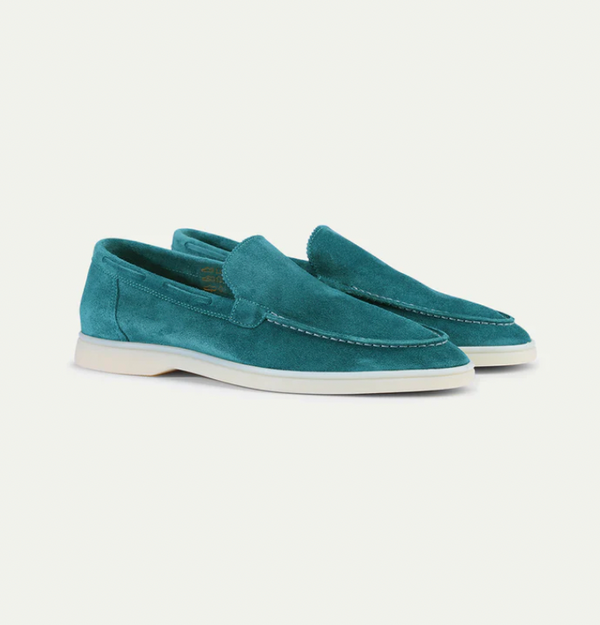 Turquoise suède loafers voor heren met witte zool, stijlvolle instappers, casual en comfortabel schoeisel, perfect voor dagelijks gebruik.