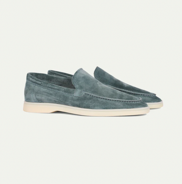 Groene suède loafers voor heren met crèmekleurige zool, stijlvolle instappers, casual en formele schoenen, comfortabele pasvorm, modieuze herenschoenen.