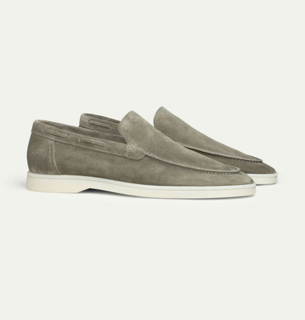 Grijze suède loafers voor heren met witte zool, stijlvolle instappers, casual en formele schoenen, comfortabele pasvorm, modieus design.