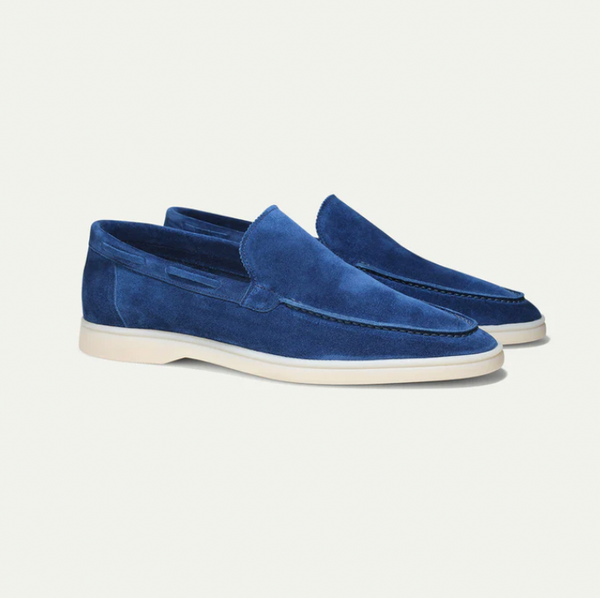 Blauwe suède loafers voor heren met witte zolen, stijlvolle casual schoenen, comfortabele pasvorm, ideaal voor dagelijks gebruik en modieuze outfits.