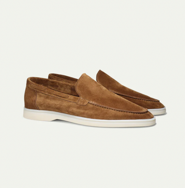 Bruine suède loafers met witte zool, stijlvolle herenschoenen, casual en elegant, perfect voor dagelijks gebruik en formele gelegenheden.