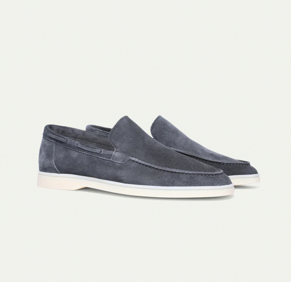 Donkerblauwe suède loafers voor heren met witte zool, stijlvolle instappers, casual en formele schoenen, comfortabele pasvorm, modieus design.
