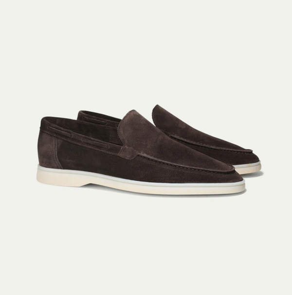 Donkerbruine suède loafers met witte zolen, stijlvolle herenschoenen, casual en elegant, perfect voor dagelijks gebruik en formele gelegenheden.