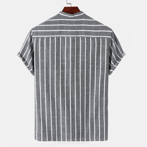 Grijs gestreept overhemd voor heren, korte mouwen, katoenen stof, casual stijl, ideaal voor zomerse mode. Beschikbaar in verschillende maten.