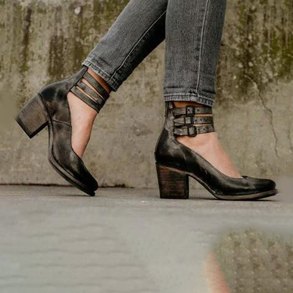 Zwarte leren dameshakken met bandjes en blokhak, gedragen met grijze jeans. Stijlvolle schoenen voor dagelijks gebruik en modebewuste outfits.