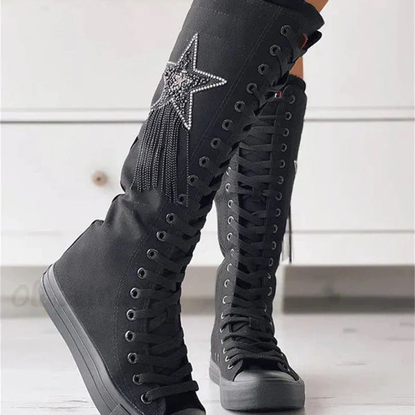 Zwarte hoge sneakers met veters en zilveren sterdecoratie, trendy damesmode, comfortabele casual schoenen, perfect voor dagelijks gebruik.
