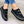 Zwarte dames sneakers met gouden kettingdetails en witte zolen, gedragen met blauwe jeans. Trendy casual schoenen voor dagelijks gebruik.