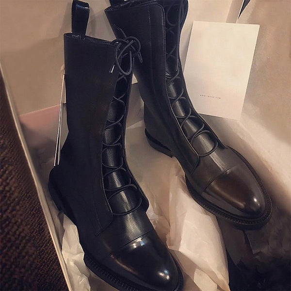 Zwarte leren veterlaarzen in doos, stijlvolle damesmode, hoge kwaliteit, trendy design, perfect voor herfst en winter, luxe uitstraling.