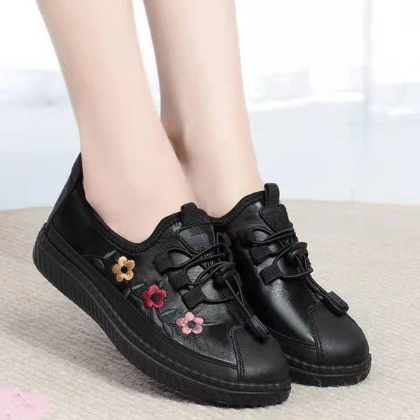 Zwarte damessneakers met bloemenborduursel, comfortabele zool en vetersluiting. Perfect voor casual en modieuze outfits.