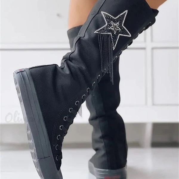 Zwarte hoge laarzen met sterontwerp en glinsterende details, trendy damesmode, comfortabele schoenen, casual stijl, winterlaarzen.