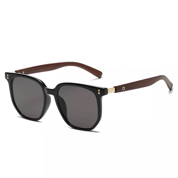 Zwarte zonnebril met vierkante glazen en houten pootjes, unisex design. Stijlvolle zonnebril voor heren en dames, UV-bescherming, modieuze accessoire.