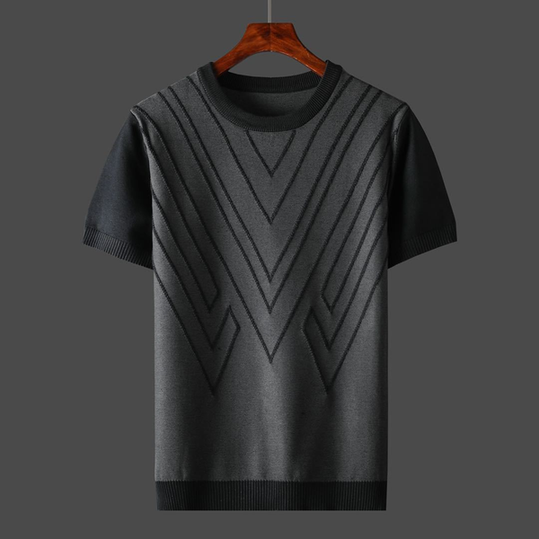 Zwart-grijs heren T-shirt met geometrisch patroon, korte mouwen en ronde hals, hangend aan houten hanger. Modern design, casual kleding.