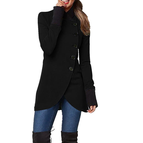 Zwarte damesjas met asymmetrische knopen, gedragen met blauwe jeans en hoge laarzen. Stijlvolle wintermode, trendy dameskleding.