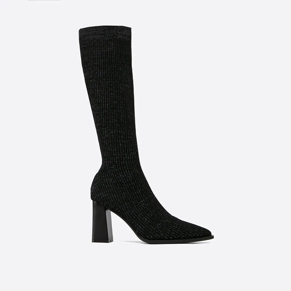 Zwarte gebreide kniehoge laars met hoge hak, elegant en stijlvol, perfect voor damesmode. Ideaal voor herfst- en winteroutfits.