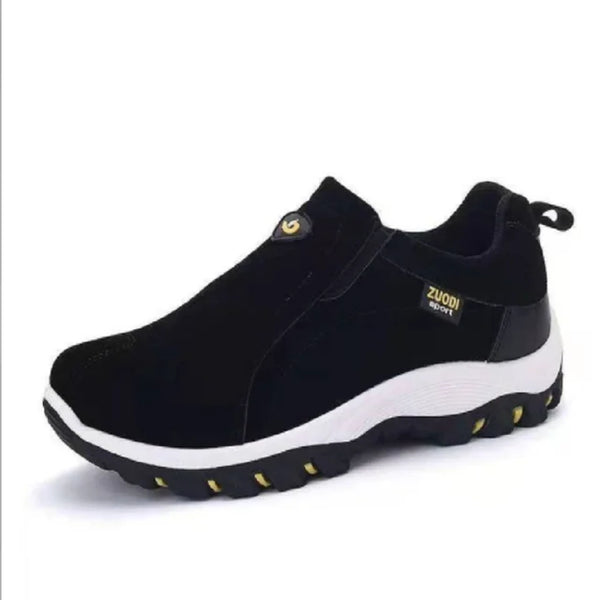 Zwarte herensneaker met witte zool en gele accenten, merk ZUODI. Comfortabele, sportieve schoenen voor dagelijks gebruik. Ideaal voor casual outfits.