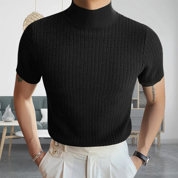 Zwarte gebreide herentrui met korte mouwen, hoge kraag en textuurpatroon. Stijlvolle casual outfit voor moderne mannen. Geschikt voor dagelijks gebruik.