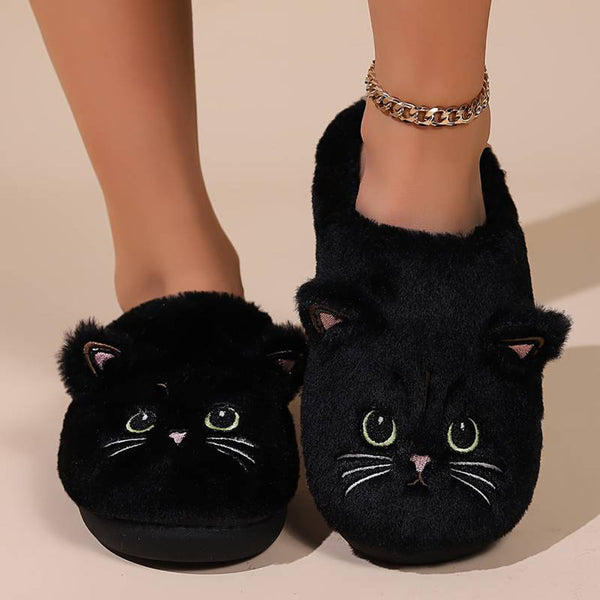 Zwarte pluche pantoffels met kattengezicht, groene ogen en oren, gedragen door een persoon. Comfortabele dameshuisschoenen, trendy en warm.