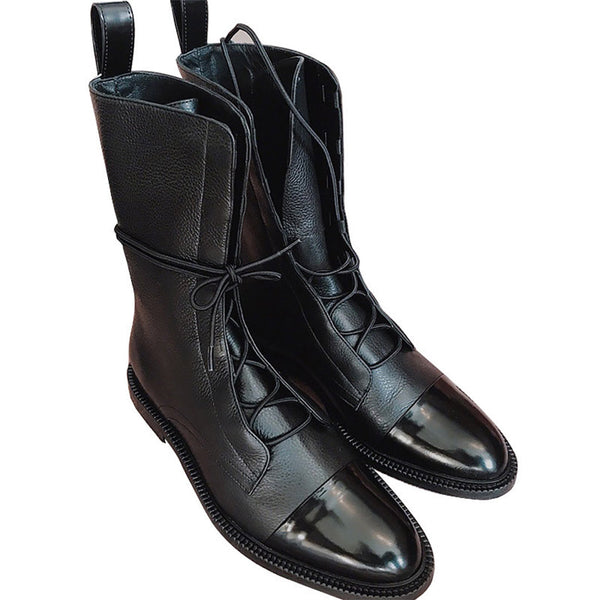 Zwarte leren veterlaarzen met glanzende neus, stijlvolle damesmode, hoge kwaliteit, trendy schoenen, perfect voor herfst en winter.