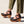 Zwarte leren damesklompen met houten hak, gedragen met groene broek. Modieuze comfortabele schoenen, ideaal voor casual en trendy outfits.