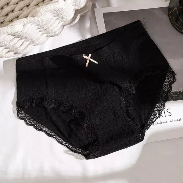 Zwarte dames slip met kanten details en strikje, liggend op een wit oppervlak. Comfortabel ondergoed, elegant design, hoge kwaliteit stof.