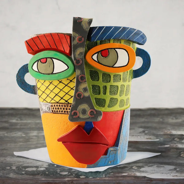 Abstracte bloempot met menselijk gezicht, kleurrijk en retro design, ideaal als unieke tuinornamenten of verjaardagscadeau.