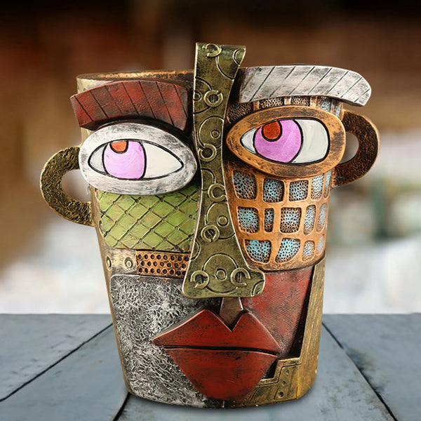Abstracte bloempot met menselijk gezicht, retro kunststijl, kleurrijk ontwerp. Perfect als unieke tuinaccessoire of verjaardagscadeau.