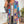 Vrouw draagt kleurrijke boho patchwork jas met etnische patronen, perfect voor casual lente- en zomeroutfits. Trendy damesmode, bohemian stijl.