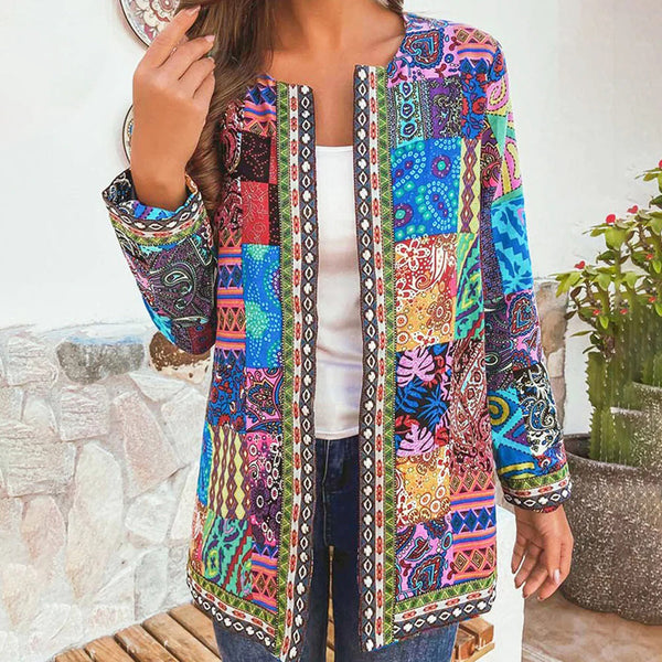 Vrouw draagt kleurrijke boho patchwork jas met etnische patronen, perfect voor casual lente- en zomeroutfits. Trendy damesmode, bohemian stijl.