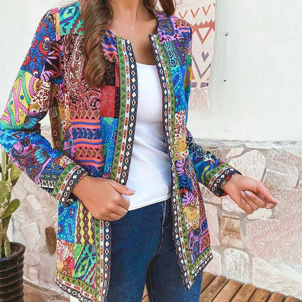 Vrouw draagt kleurrijke bohemian jas met etnische patronen, gecombineerd met witte top en jeans. Trendy damesmode, boho-chic stijl, casual outfit.