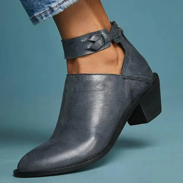 Blauwe leren enkellaars met hak en gevlochten enkelband, stijlvolle damesmode, perfect voor casual en chique outfits.