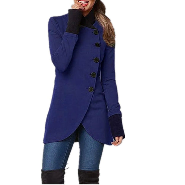 Blauwe damesjas met asymmetrische knopen, lange mouwen en stijlvolle pasvorm. Perfect voor herfstmode en casual winteroutfits.