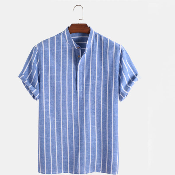 Blauw gestreept herenoverhemd met korte mouwen en opstaande kraag, hangend aan een houten hanger. Perfect voor casual zomermode.