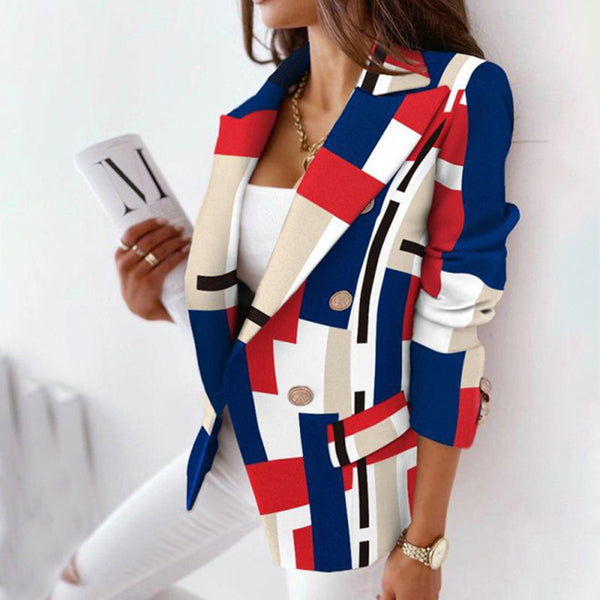 Vrouw in kleurrijke geometrische blazer met rood, blauw en beige patronen, houdt tijdschrift vast. Modieuze dameskleding, trendy jas.