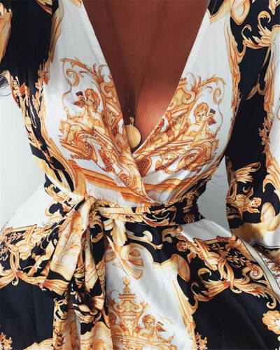 Elegante jurk met barokprint, diepe V-hals en strikceintuur. Perfect voor modieuze dameskleding, avondkleding en stijlvolle outfits.