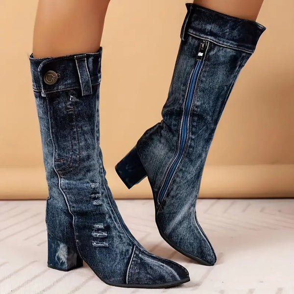 Dames denim laarzen met hoge hak, blauwe spijkerstof, ritssluiting en knoopdetail. Trendy en modieuze schoenen voor casual en stijlvolle outfits.