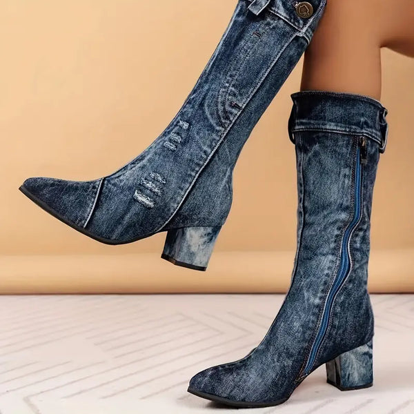 Denim laarzen met hoge hak, vintage look, gerafelde details, ritssluiting, damesmode, trendy schoenen, casual stijl, blauwe spijkerstof.