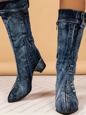 Dames denim laarzen met spitse neus en blokhak, blauwe rits, vintage stijl. Perfect voor casual en modieuze outfits.