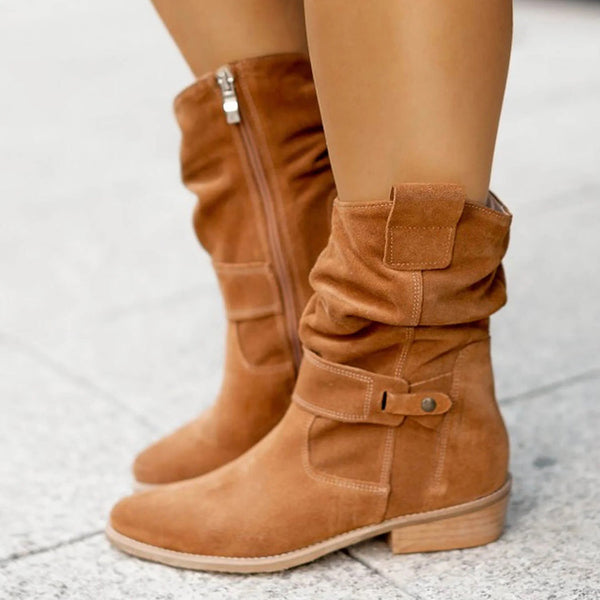 Bruine suède enkellaarsjes met platte hak en ritssluiting, ideaal voor herfstmode. Stijlvolle dameslaarzen voor dagelijks gebruik.