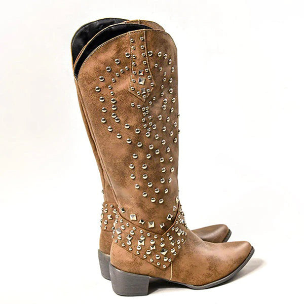 Bruine leren laarzen met studs, westerse stijl, damesmode, hoge hak, trendy en duurzaam schoeisel, perfect voor casual en feestelijke gelegenheden.