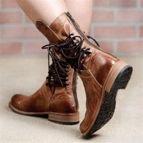 Bruine leren veterlaarzen met stevige zool, gedragen door een persoon. Stijlvolle dameslaarzen, perfect voor herfstmode en casual outfits.