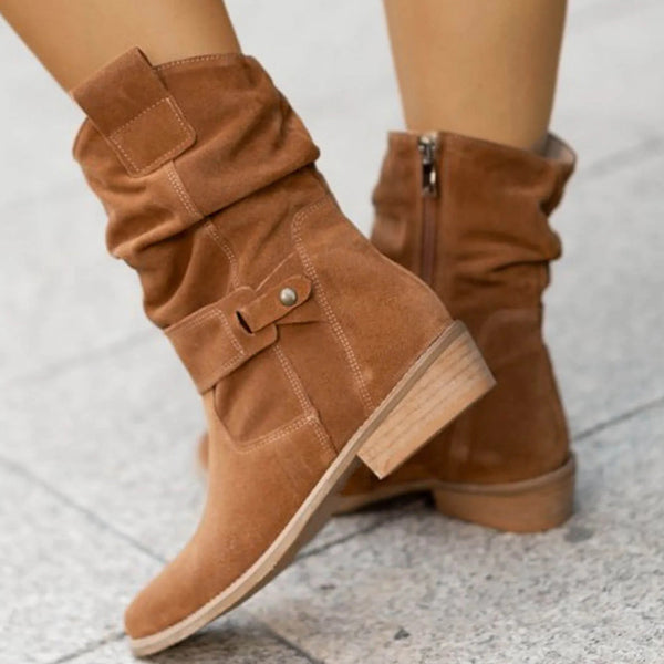Bruine suède dameslaarzen met lage hak en ritssluiting, perfect voor herfstmode. Stijlvolle en comfortabele enkellaarzen voor dagelijks gebruik.